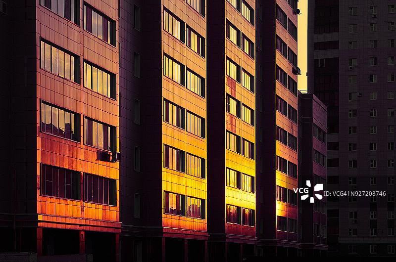 现代彩色多层建筑玻璃墙图片素材