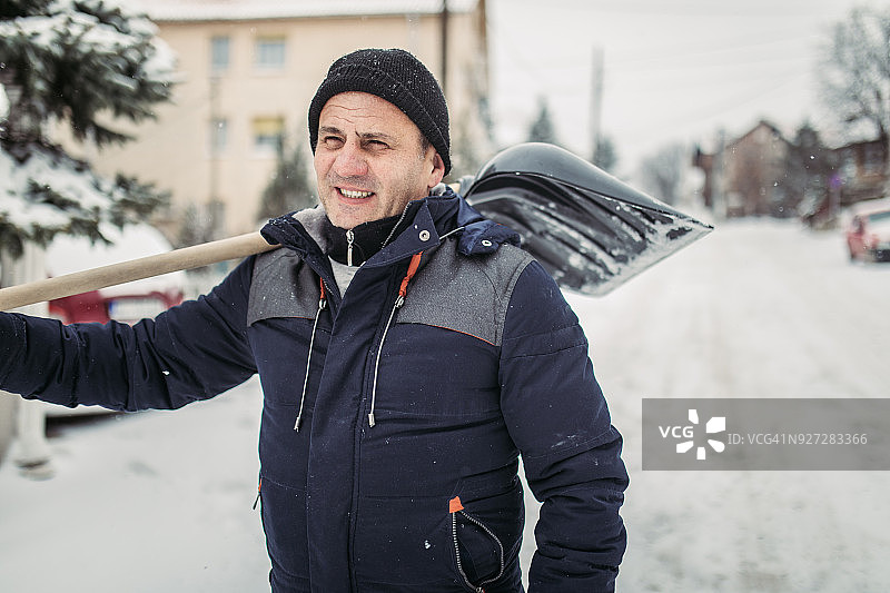 冬日里的年长男性图片素材