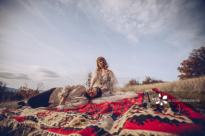 大自然中的嬉皮士情侣图片素材