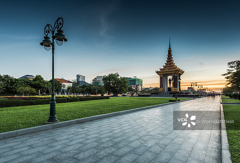 诺罗敦·西哈努克国王雕像，黄昏，柬埔寨金边图片素材