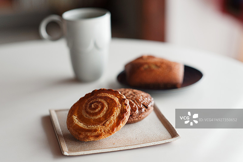 午后小点：法式 financiers 和巴斯克蛋糕图片素材