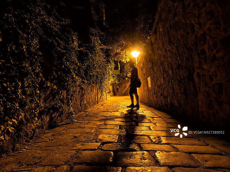 一名男子在阴森的小巷里图片素材