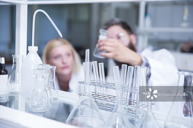 在化学实验室工作的年轻科学家图片素材