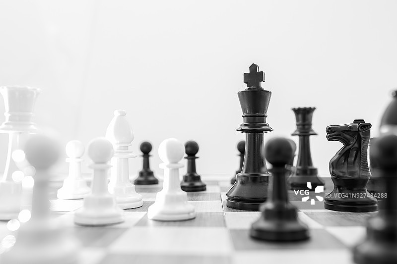 棋盘上的国际象棋棋子图片素材
