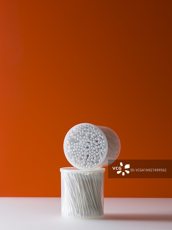 耳机收纳盒堆叠与橙色背景图片素材