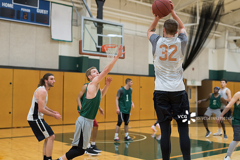 大学篮球训练图片素材