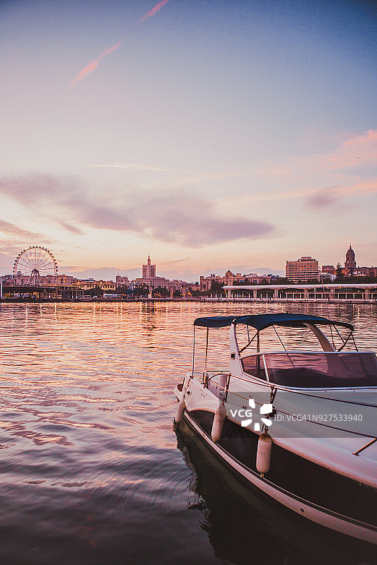 马拉加港口的航海日落图片素材