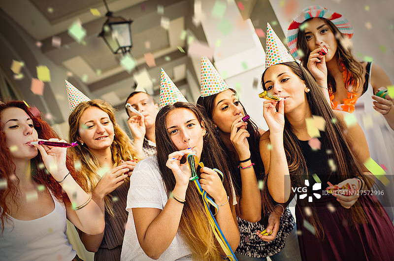 户外生日派对上的人群图片素材