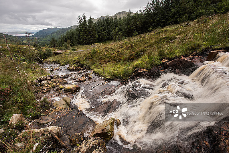 俯瞰长湖的瀑布图片素材