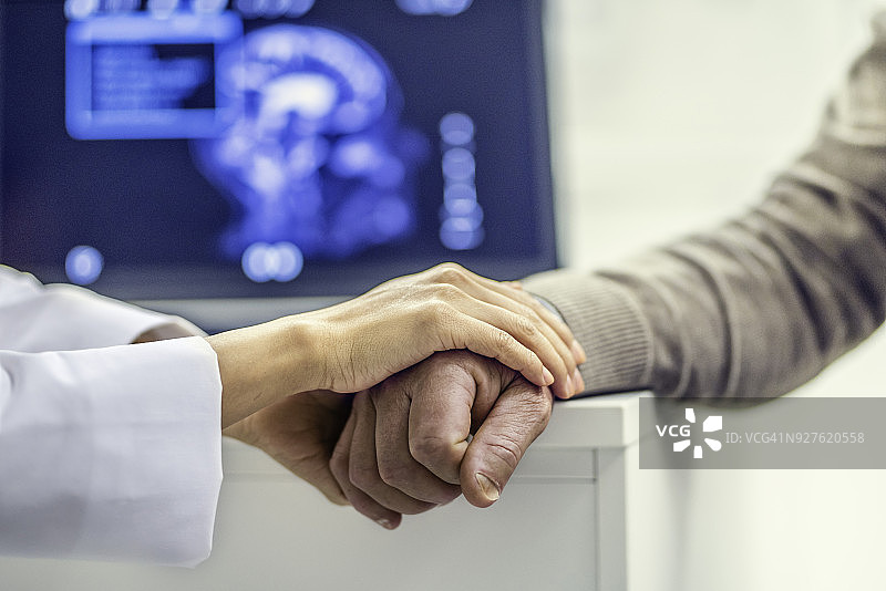 医生握着病人的手特写图片素材