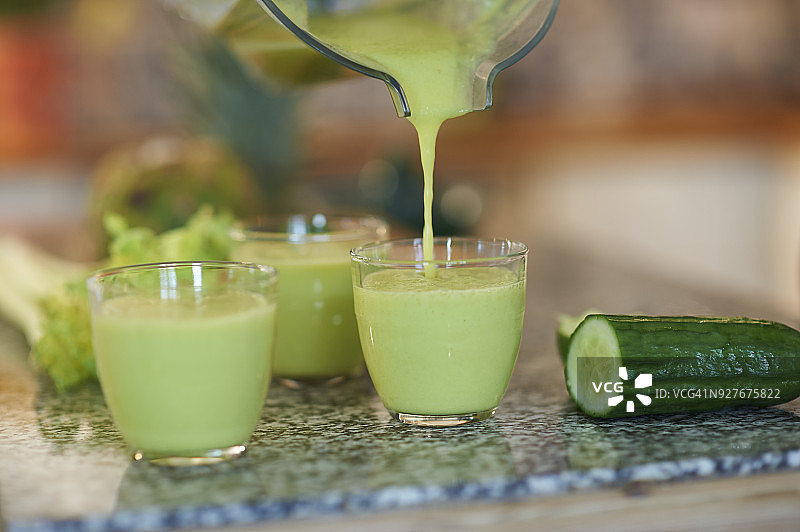 倾倒新鲜的有机冰沙特写图片素材