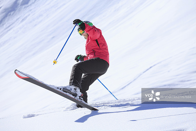 业余滑雪爱好者在意大利多洛米蒂阳光明媚的滑雪胜地滑雪图片素材