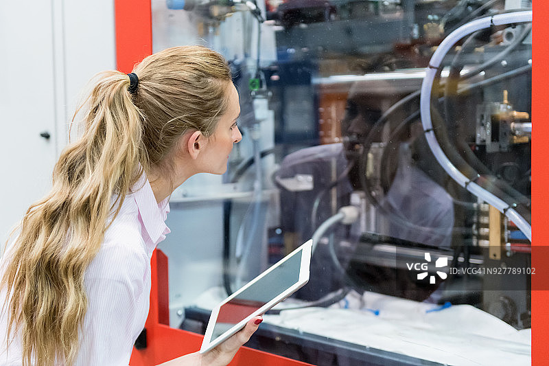 在工厂中使用平板电脑的工程师图片素材