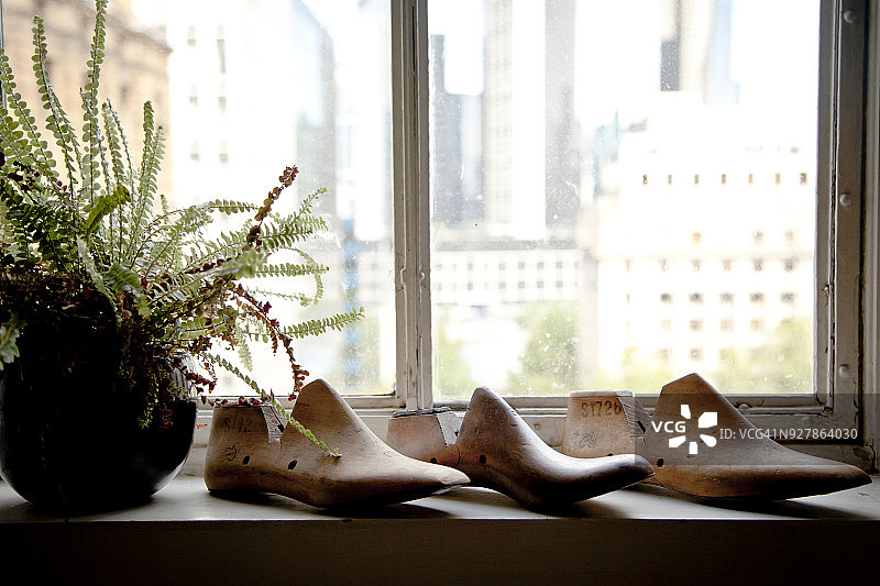 窗台上的鞋楦图片素材