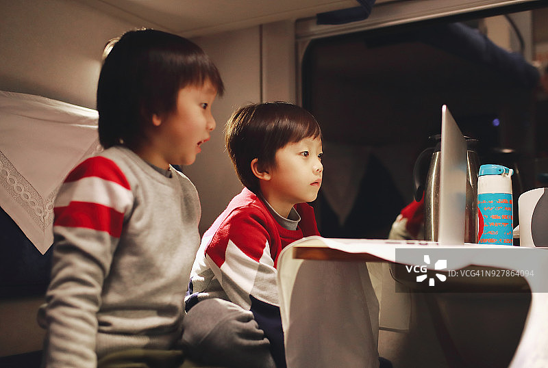孩子们在火车上图片素材