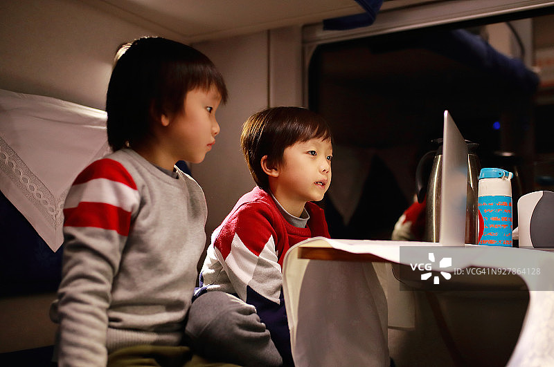 孩子们在火车上图片素材