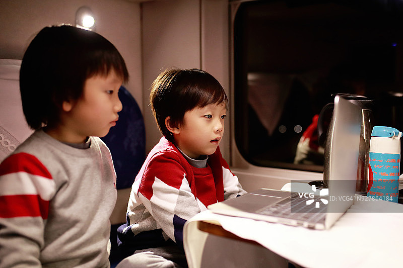 孩子们在火车上图片素材