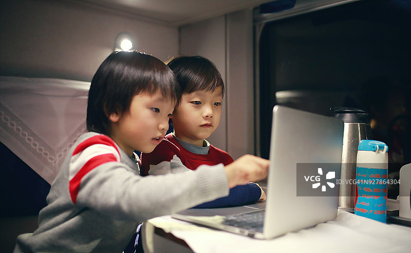 孩子们在火车上图片素材