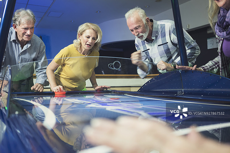 老年人在玩桌上冰球图片素材