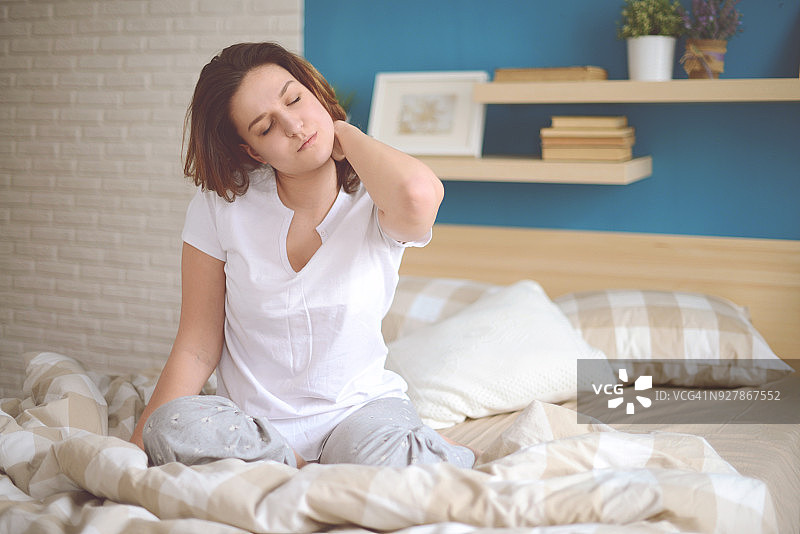 卧室里不高兴的年轻女性图片素材