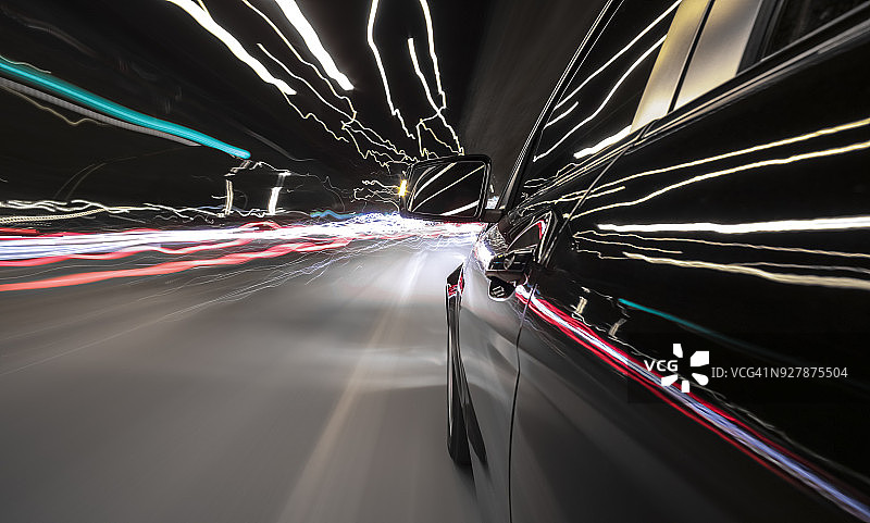 黑色德国汽车行驶在慕尼黑市区图片素材