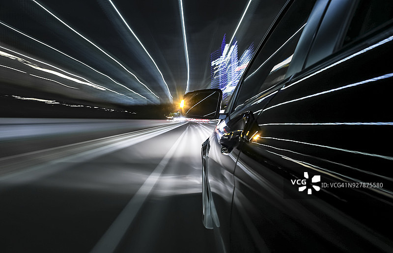 黑色德国汽车行驶在慕尼黑市区图片素材