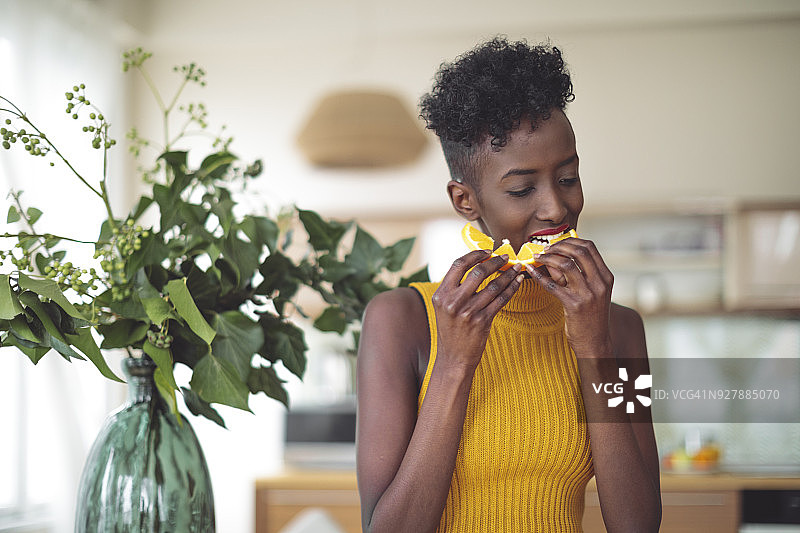 吃水果图片素材