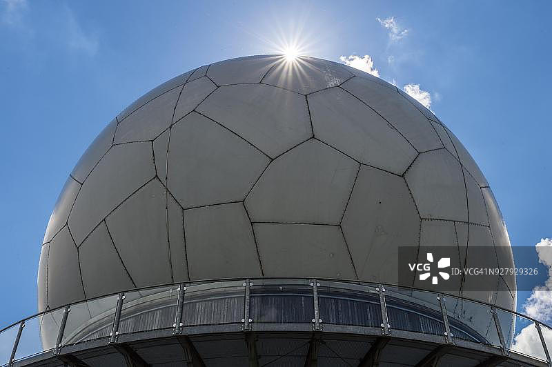 德国黑森州格尔斯费尔德瓦塞尔库珀山上的雷达穹顶，前美国监测站图片素材