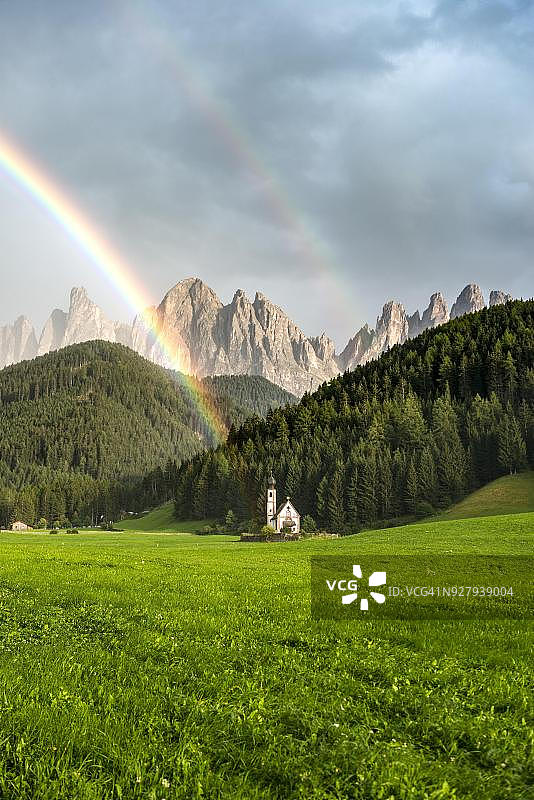 意大利圣约翰教堂前的彩虹图片素材