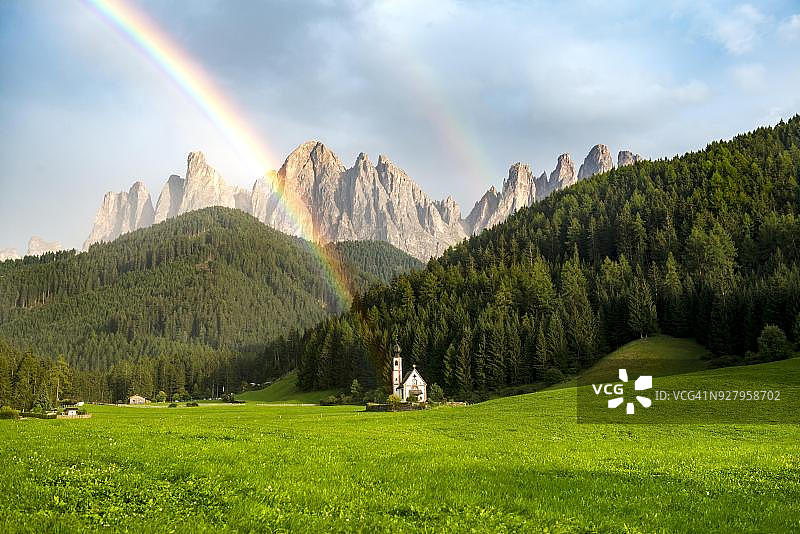意大利圣约翰教堂前的彩虹图片素材