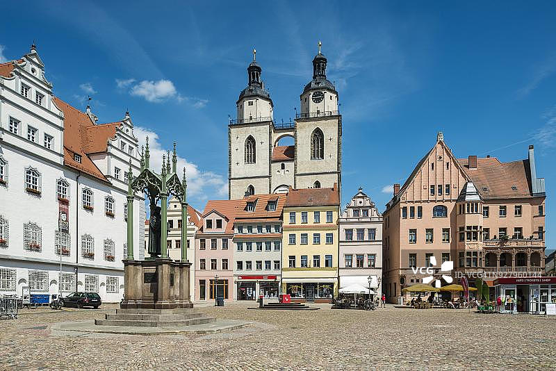 德国萨克森-安哈尔特州维滕贝格路德城，市政厅和路德纪念碑，以及背后的圣玛丽恩教堂市场广场图片素材