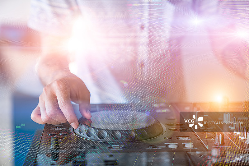 DJ在夜总会的派对上使用CD播放器，EDM派对概念图片素材