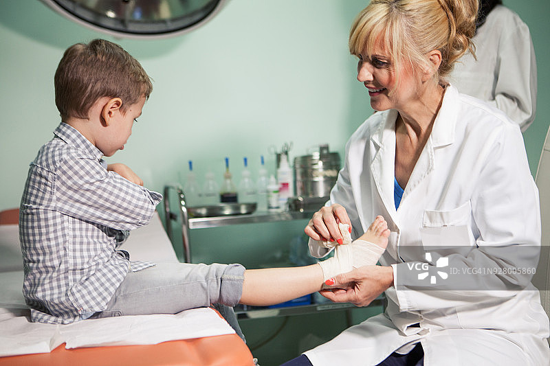 在医生办公室的可爱男孩图片素材