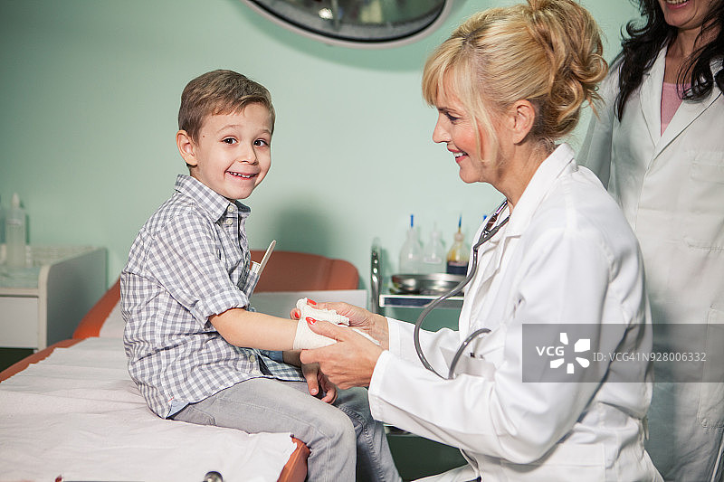 在医生办公室的可爱男孩图片素材