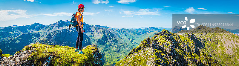 年轻女登山者俯瞰苏格兰高地格伦科的阿昂纳赫埃加赫山脊图片素材