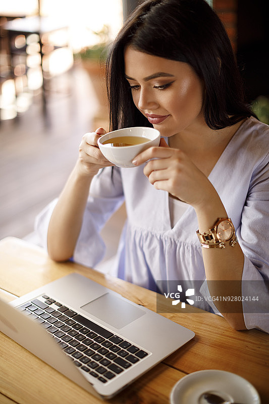 在咖啡馆喝茶的女人图片素材