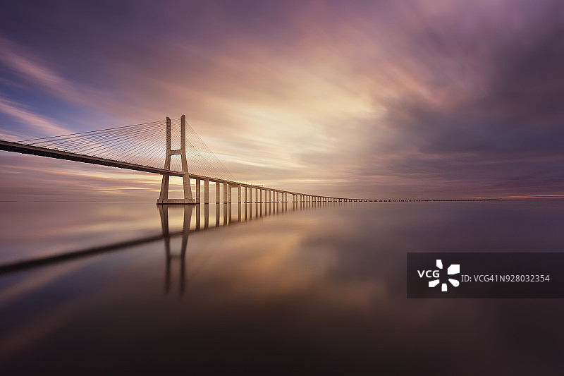 里斯本的世界上最长的桥梁之一图片素材