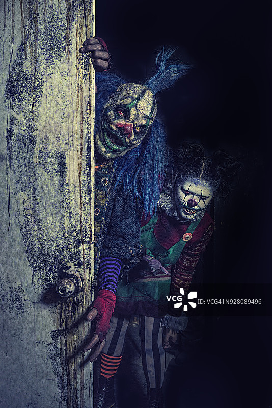 从衣柜里出来的小丑图片素材