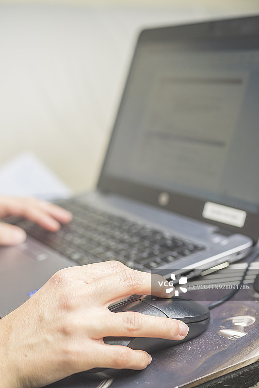 使用笔记本电脑工作图片素材