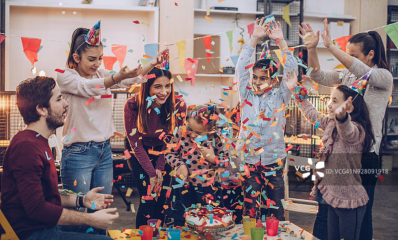 孩子们庆祝生日图片素材