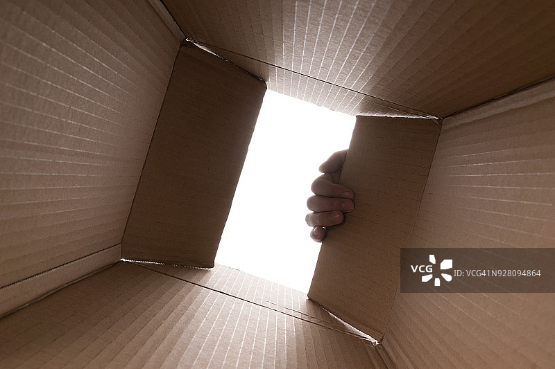 手部打开纸板箱图片素材