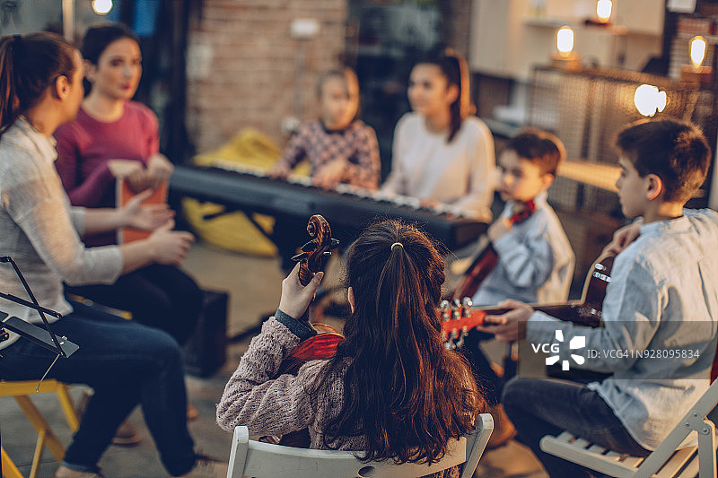 在青年管弦乐队演奏音乐图片素材