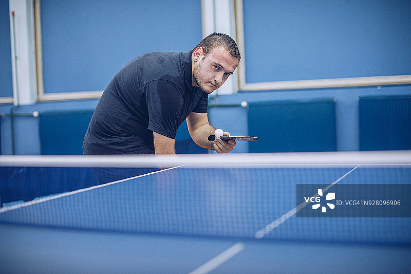 不同能力的男人打乒乓球图片素材