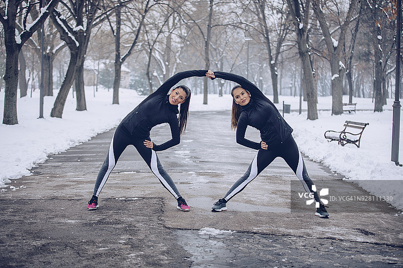 两位女士在户外锻炼图片素材