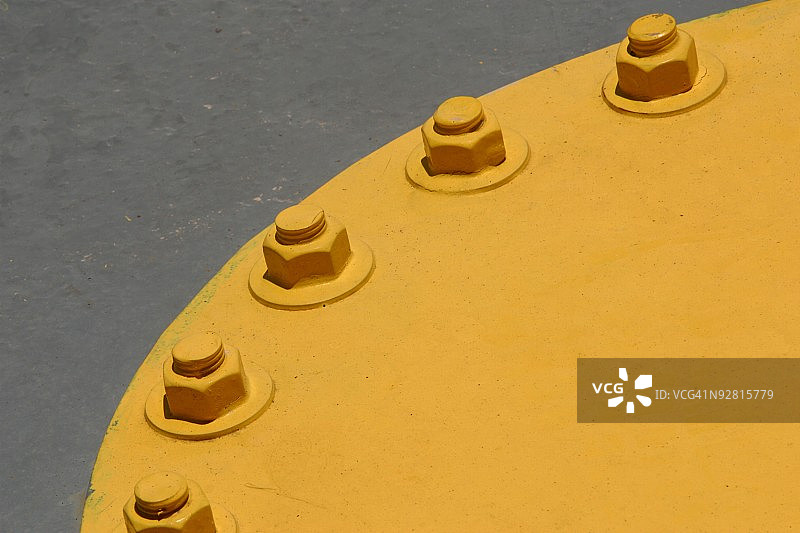 黄色墙上的金属特写镜头图片素材