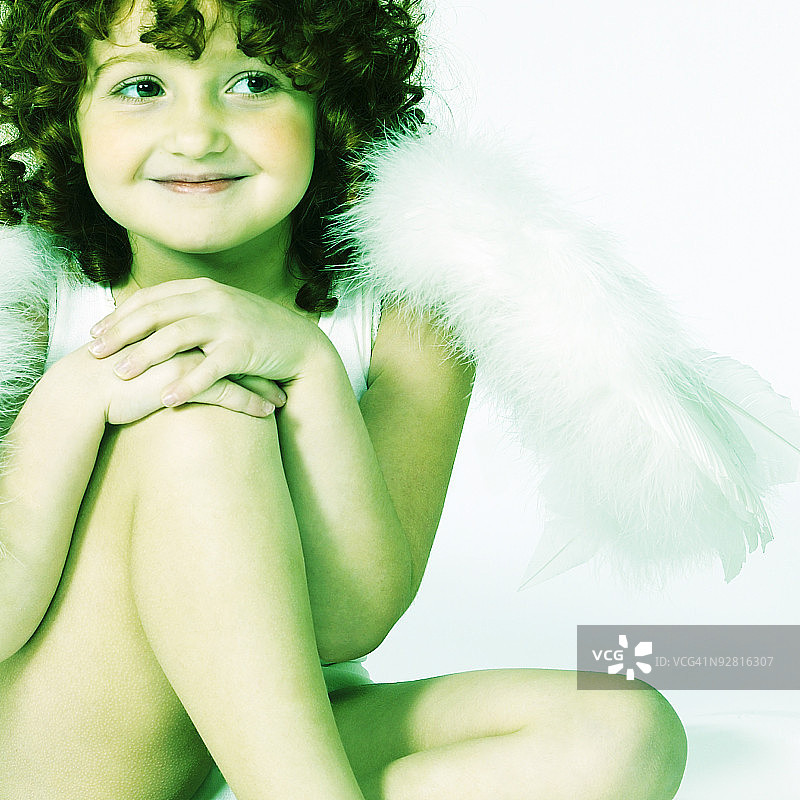 穿着天使服装的女孩图片素材