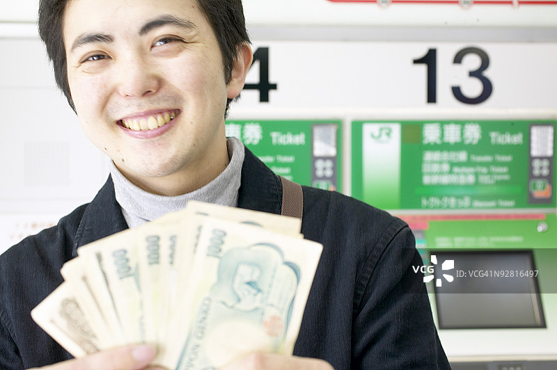 拿着钱的人图片素材