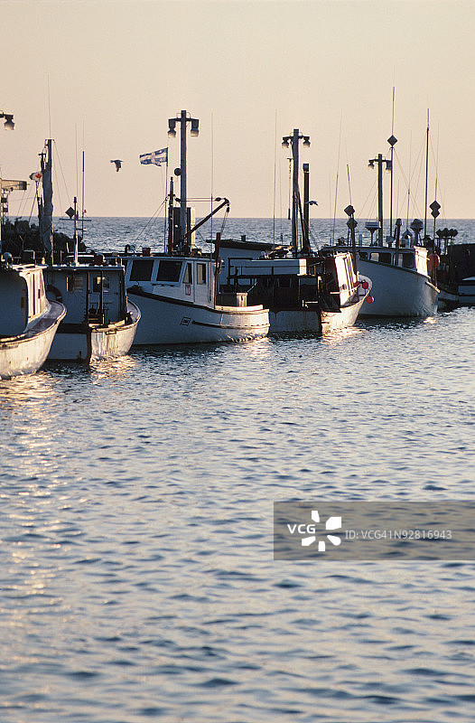 黄昏下的游艇图片素材