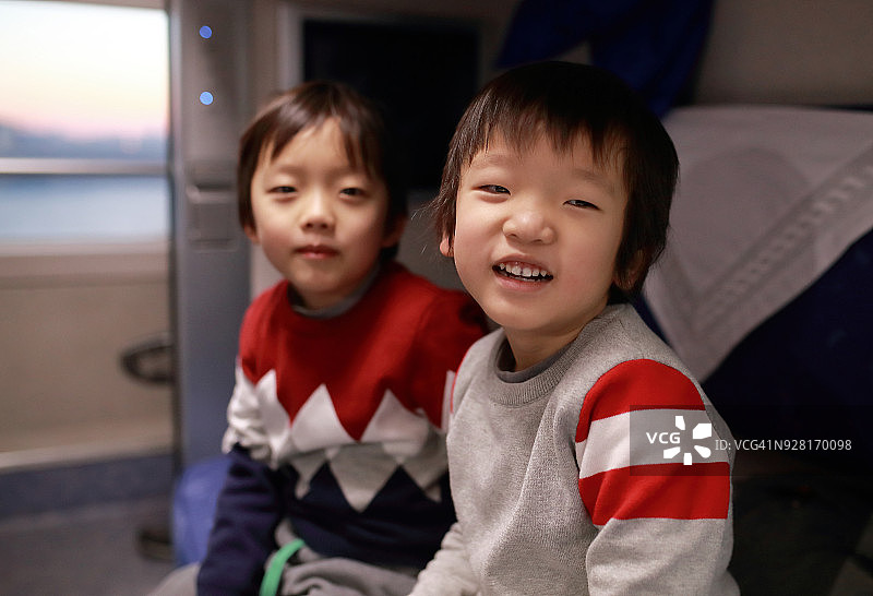 孩子们在火车上图片素材