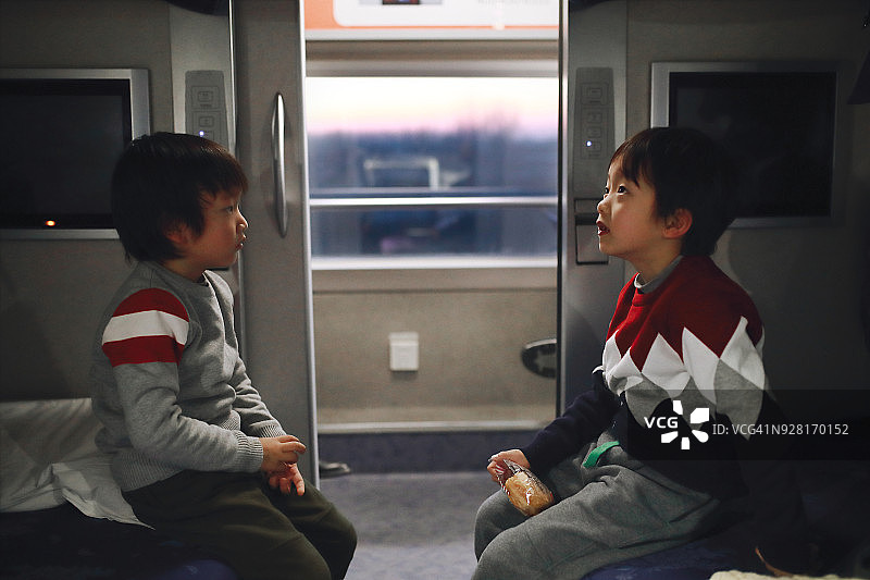 孩子们在火车上图片素材